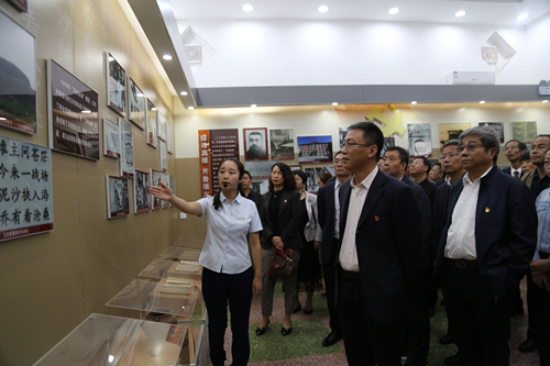 参观展厅.jpg
