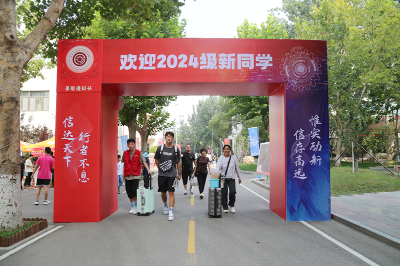 家长与新生报到_副本小.jpg