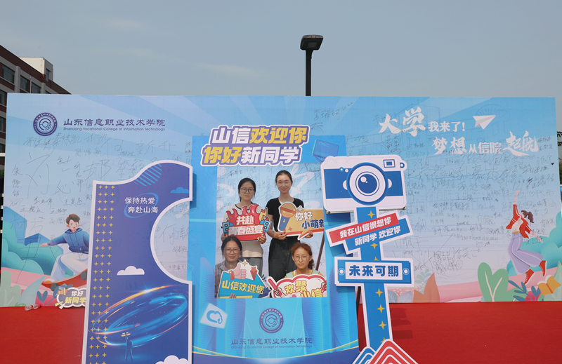 学生拍照打卡滨海校区_副本小.jpg