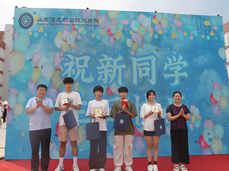 过生日的学生滨海校区_副本小.jpg