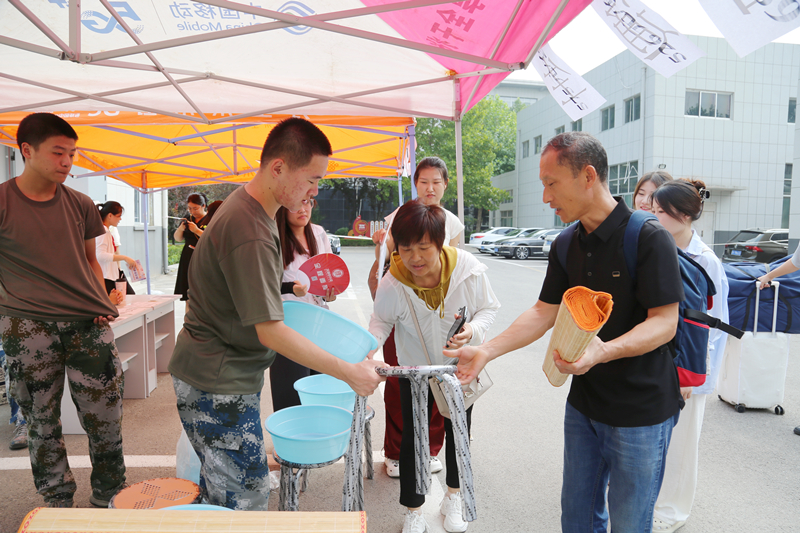 发放公寓用品_副本小.jpg